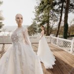 Фото 1: Свадебное платье Enigma, отличает объемная вышивка перьями и цветами - Anna Skoblikova